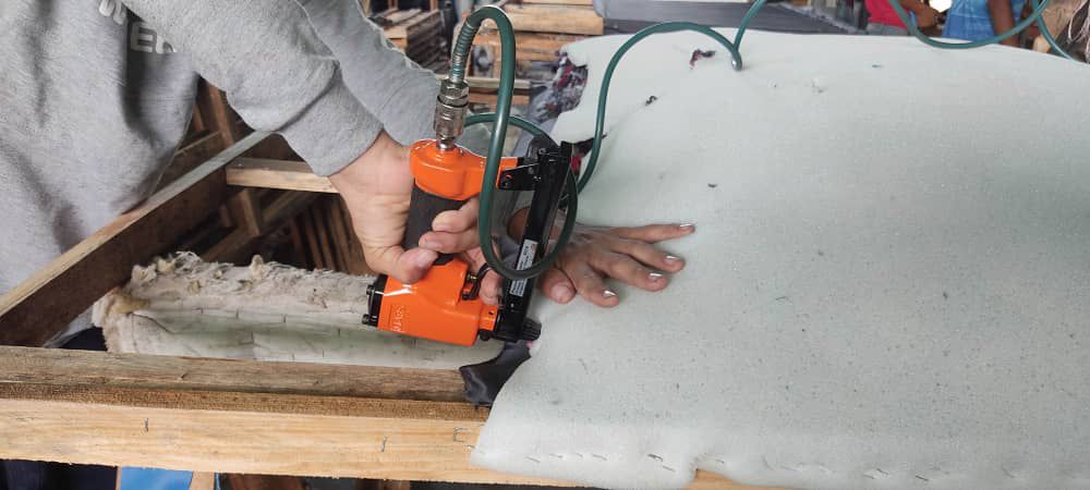 8016钉枪使用 (3) Step-by-step loading process of 18 gauge galvanized nails into the magazine