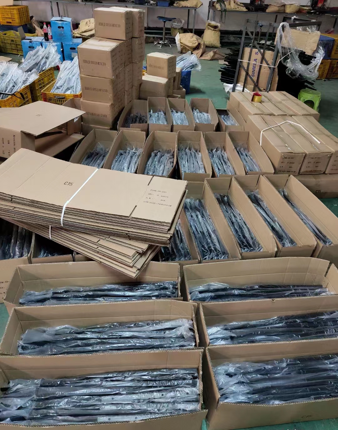 Standardized carton packaging containing 10 pairs of sofa bed mechanisms ready for shipment