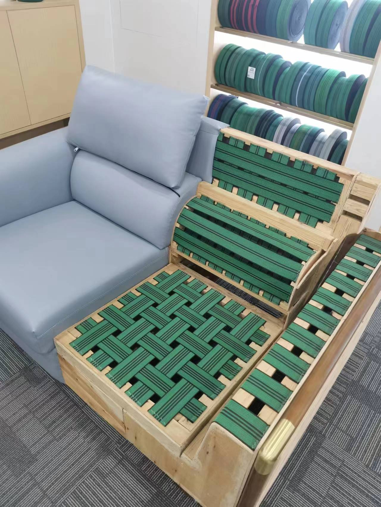 Detailed cross-section showing 77 pieces of rubber threads in the webbing