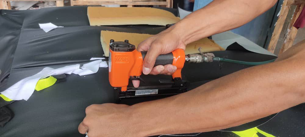 8016钉枪使用 (1) Operator using the pneumatic nail gun on furniture