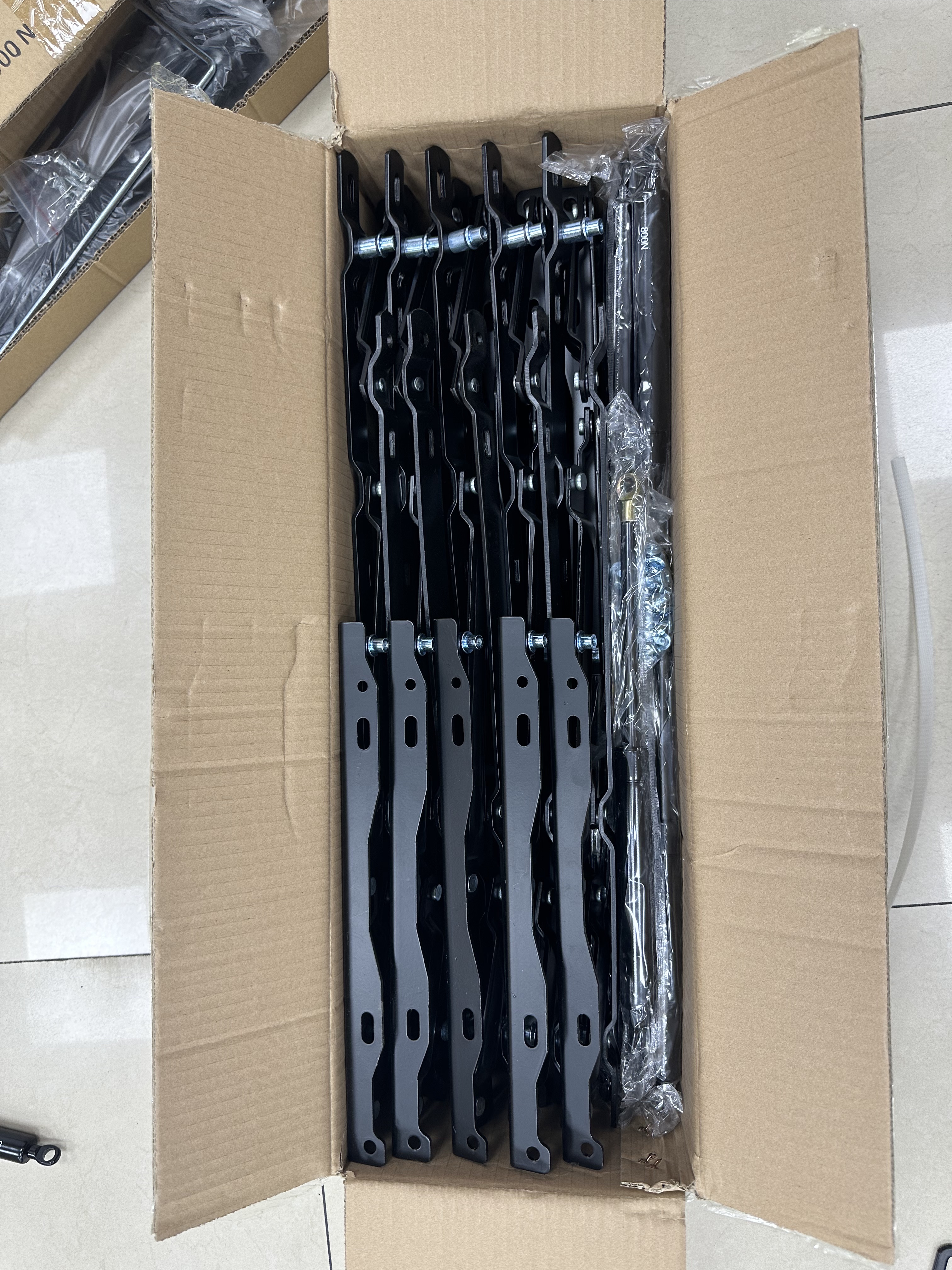Standardized packaging of 10 pairs per carton for the gas spring mechanisms