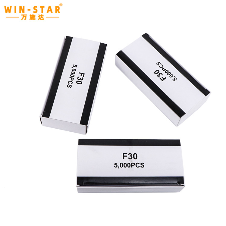 Pneumaatilise klammerdaja naelad diivani U-t&uuml;&uuml;pi klambrid F-seeria peentraadist klambritihvtid